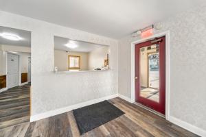 a living room with a red door and a kitchen at Thumb Heritage Inn in Sandusky +36 photos