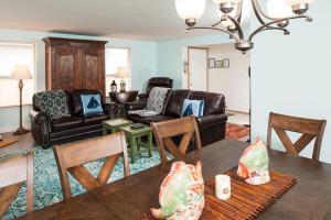 Ruang duduk di Family Tides in Seaside