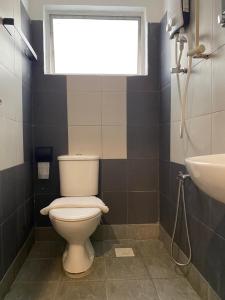 een badkamer met een toilet en een wastafel bij V Hotel Johor Bahru in Johor Bahru