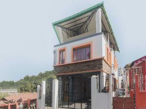 um edifício com um portão em frente em Am Bed And Breakfast em Shillong