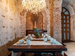 una mesa en una habitación con una lámpara de araña en Amara Living en Cartagena de Indias