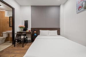 Postel nebo postele na pokoji v ubytování Gold Time Hotel Da Nang