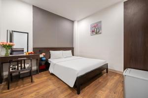 Postel nebo postele na pokoji v ubytování Gold Time Hotel Da Nang
