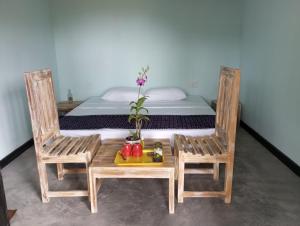 1 dormitorio con 1 cama, 2 sillas y mesa con bandeja en Mee Tree Belihuloya, en Balangoda
