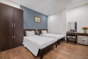 Postel nebo postele na pokoji v ubytování Gold Time Hotel Da Nang