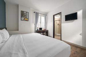 Postel nebo postele na pokoji v ubytování Gold Time Hotel Da Nang
