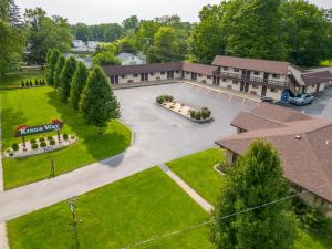 an overhead view of a building with a parking lot at Kingsway Inn in Caro