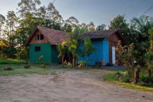 uma casa ao lado de uma estrada de terra em Chalé Alpino em Apiúna