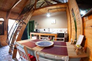 a kitchen and dining room with a table in a house at Chalé Alpino in Apiúna