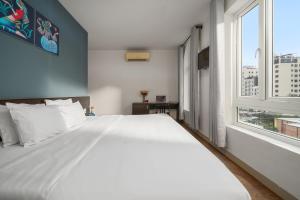 Postel nebo postele na pokoji v ubytování Gold Time Hotel Da Nang