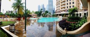 una gran piscina en medio de un edificio en Apartemen Kusuma Chandra, en Yakarta