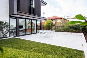 ogród z białym stołem i krzesłami w domu w obiekcie The Horizon Apartments by Urban Rest w mieście Sydney