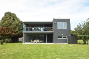 a black house with a large yard at Rolling Waves in Pt Leo in Shoreham