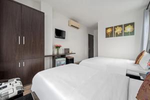 Postel nebo postele na pokoji v ubytování Gold Time Hotel Da Nang