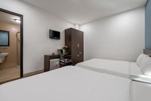 Postel nebo postele na pokoji v ubytování Gold Time Hotel Da Nang