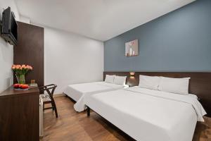 Postel nebo postele na pokoji v ubytování Gold Time Hotel Da Nang