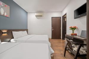 Postel nebo postele na pokoji v ubytování Gold Time Hotel Da Nang