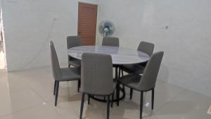 een eettafel met grijze stoelen en een ronde tafel bij BBT Double Storey Balcony Bukit Tinggi Home in Klang