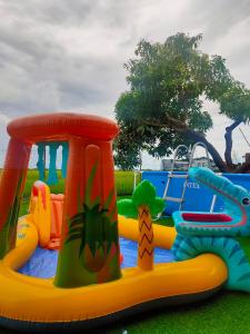 Kampong Permatang Serentang的住宿－Homestay Anjung Meranti Kids Pool，公园内一个带充气游戏设备的游乐场