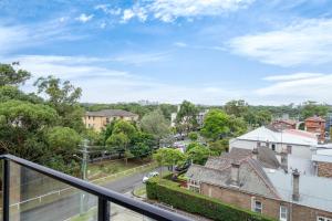 シドニーにあるCute 2 Bedroom Apartment Kensingtonの住宅街のバルコニーからの眺め