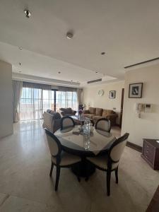apartemen في جاكرتا: غرفة معيشة مع طاولة وأريكة