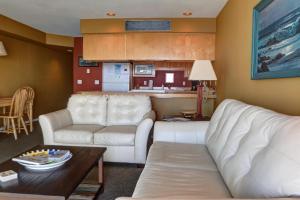 sala de estar con 2 sofás blancos y cocina en Waters Edge 312, en Lincoln City