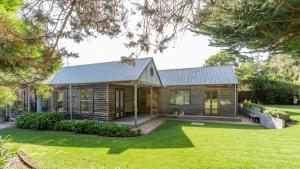 una casa con techo de metal y patio en Mendi-Moke, en Flinders