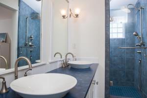 Koupelna v ubytování The Lighthouse + 18 fotografií