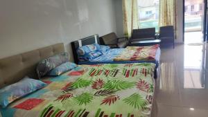 1 Schlafzimmer mit 2 Betten und 1 Bett mit einer Bettdecke in der Unterkunft BBT Double Storey Balcony Bukit Tinggi Home in Klang