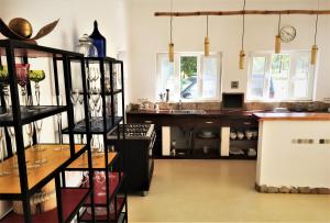 eine Küche mit einem Tisch und einer Theke mit einer Theke in der Unterkunft Residencia de Coco, Künstlerhaus in Piribebuy, in Piribebuy