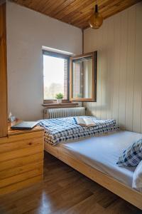 Un dormitorio con una cama grande y una ventana en Údolí Černého Čápa, en Hradec nad Moravicí