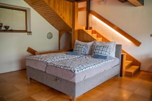 1 dormitorio con 1 cama en una habitación con escaleras en Údolí Černého Čápa, en Hradec nad Moravicí