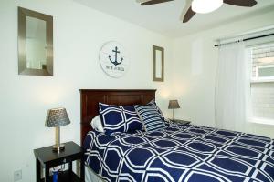 um quarto com uma cama e um relógio na parede em Whale Crossing em Depoe Bay