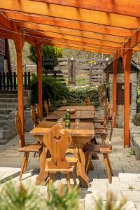 Patio alebo iná vonkajšia časť ubytovania Údolí Černého Čápa