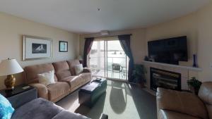 uma sala de estar com um sofá e uma lareira em Waters Edge 308 em Lincoln City