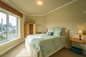 a bedroom with a bed and a window at Windward at the Regatta in Newport