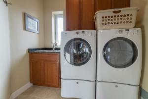 a washing machine and a washer in a kitchen at Windward at the Regatta in Newport