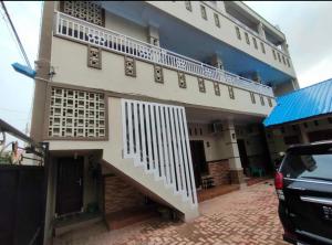 Pulauberayan的住宿－Private guest house，建筑的一侧有楼梯
