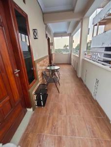 Pulauberayan的住宿－Private guest house，走廊上设有桌子和门