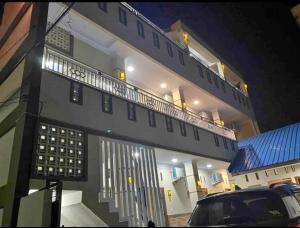 Pulauberayan的住宿－Private guest house，一座带两个阳台的建筑,前面设有一个停车位