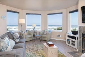 een woonkamer met uitzicht op de oceaan bij Beverly Beach Overlook in Newport