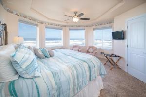 a bedroom with a bed with views of the ocean at Beverly Beach Overlook in Newport