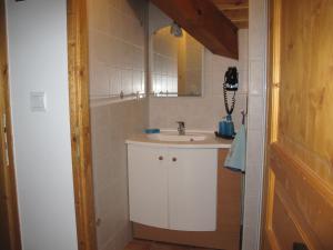 une salle de bain avec un lavabo et un miroir dans l'établissement Charmant 4 pièces pour 6 pers., à 300m des pistes avec Wi-Fi, balcon et parking, Villeneuve - FR-1-762-3, à La Salle Les Alpes 17 autres photos