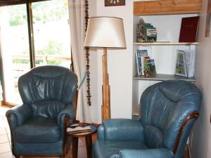 - un salon avec deux chaises et une lampe dans l'établissement Charmant 4 pièces pour 6 pers., à 300m des pistes avec Wi-Fi, balcon et parking, Villeneuve - FR-1-762-3, à La Salle Les Alpes