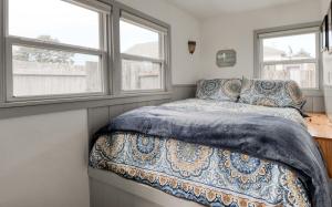 Ένα ή περισσότερα κρεβάτια σε δωμάτιο στο Breeze Cottage