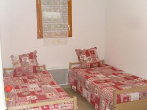 ein Schlafzimmer mit zwei Betten und einem Fenster in der Unterkunft Appartement 3 pièces, Wi-Fi, Parking, proche des pistes - Briançon - FR-1-762-36 in Briançon