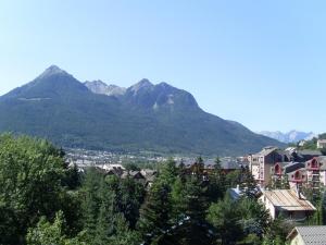 ein Blick auf eine Stadt mit Bergen im Hintergrund in der Unterkunft Appartement 3 pièces, Wi-Fi, Parking, proche des pistes - Briançon - FR-1-762-36 in Briançon + 3 Fotos