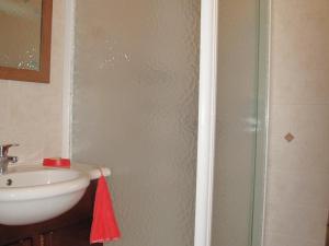 Koupelna v ubytování Charmant 3 pièces à Serre Chevalier, à 300m des pistes, terrasse, parking, Wi-Fi inclus - FR-1-762-2 + 4 fotografie