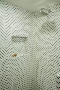 baño con pared a cuadros en una habitación en NUEVO depto - Glorieta Chapalita en Guadalajara