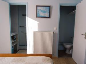 a bedroom with a radiator and a toilet at Appartement Briançon, 2 pièces, 4 personnes - FR-1-762-8 in Briançon